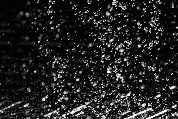 Вода Бризкає Темряві Краплями Води Літає Дефокусований Боке — стокове фото