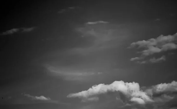 Nuvens Brancas Céu Escuro Monocromático — Fotografia de Stock