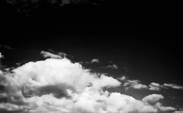 Nuvens Brancas Céu Escuro Monocromático — Fotografia de Stock