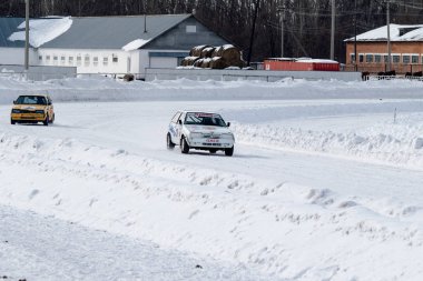 Petropavlovsk, Kazakistan - 6 Mart 2016: Fincan Urallar, Sibirya ve Kazakistan kış parça yarış. Yarış pisti Bishkul Kuzey Kazakistan 2016.