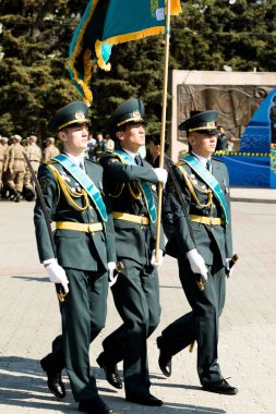 Petropavlovsk 7 Mayıs 2016: Resmi tatil. Defender'ı vatan günün Kazakistan'da 7 Mayıs kutladı. Asker ve askeri. Toplu kutlamalar insanlar.