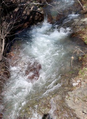 Nehir dağlarda, erken bahar