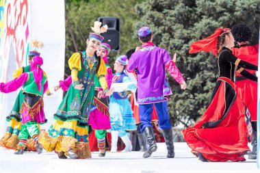 Shymkent, Kazakistan - 1 Mayıs 2017: Kazakistan halklarının Ulusal kostümleri dansçılar. 1 Mayıs Kazakistan halkının birlik gün işaretler