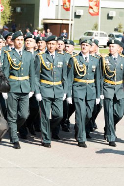 Petropavlovsk 7 Mayıs 2016: Resmi tatil. Defender'ı vatan günün Kazakistan'da 7 Mayıs kutladı. Asker ve askeri. Toplu kutlamalar insanlar.