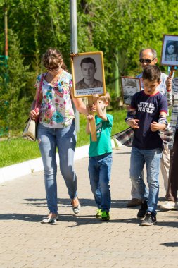 Shymkent, Kazakistan 9 Mayıs 2017: Ölümsüz alayı. Halk festivaller insan. Büyük Vatanseverlik Savaşı 1941-1945, Kızıl Ordu ve Sovyet halkının Zafer Bayramı.