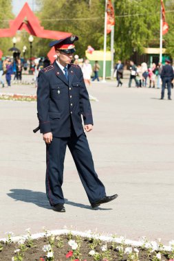 Petropavlovsk 7 Mayıs 2016: Resmi tatil. Defender'ı vatan günün Kazakistan'da 7 Mayıs kutladı. Asker ve askeri. Toplu kutlamalar insanlar.