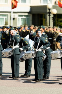 Petropavlovsk 7 Mayıs 2016: Resmi tatil. Defender'ı vatan günün Kazakistan'da 7 Mayıs kutladı. Asker ve askeri. Toplu kutlamalar insanlar.