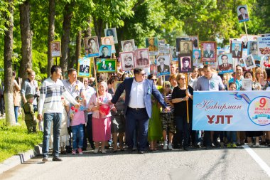 Shymkent, Kazakistan 9 Mayıs 2017: Ölümsüz alayı. Halk festivaller insan. Büyük Vatanseverlik Savaşı 1941-1945, Kızıl Ordu ve Sovyet halkının Zafer Bayramı.