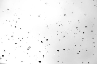 Camdaki yağmur damlaları