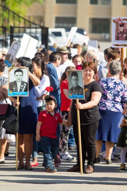 Shymkent, Kazakistan 9 Mayıs 2017: Ölümsüz alayı. Halk festivaller insan. Büyük Vatanseverlik Savaşı 1941-1945, Kızıl Ordu ve Sovyet halkının Zafer Bayramı.