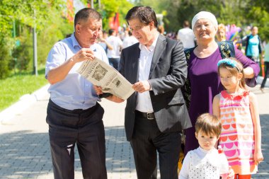 Shymkent, Kazakistan 9 Mayıs 2017: Ölümsüz alayı. Halk festivaller insan. Büyük Vatanseverlik Savaşı 1941-1945, Kızıl Ordu ve Sovyet halkının Zafer Bayramı.