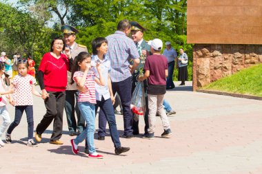 Shymkent, Kazakistan 9 Mayıs 2017: Ölümsüz alayı. Halk festivaller insan. Büyük Vatanseverlik Savaşı 1941-1945, Kızıl Ordu ve Sovyet halkının Zafer Bayramı.