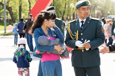 Petropavlovsk 7 Mayıs 2016: Resmi tatil. Defender'ı vatan günün Kazakistan'da 7 Mayıs kutladı. Asker ve askeri. Toplu kutlamalar insanlar.