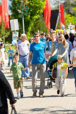 Shymkent, Kazakistan 9 Mayıs 2017: Ölümsüz alayı. Halk festivaller insan. Büyük Vatanseverlik Savaşı 1941-1945, Kızıl Ordu ve Sovyet halkının Zafer Bayramı.
