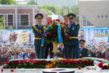 Shymkent, Kazakistan 9 Mayıs 2017: Ölümsüz alayı. Halk festivaller insan. Büyük Vatanseverlik Savaşı 1941-1945, Kızıl Ordu ve Sovyet halkının Zafer Bayramı.