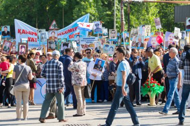 Shymkent, Kazakistan 9 Mayıs 2017: Ölümsüz alayı. Halk festivaller insan. Büyük Vatanseverlik Savaşı 1941-1945, Kızıl Ordu ve Sovyet halkının Zafer Bayramı.