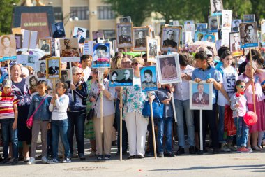 Shymkent, Kazakistan 9 Mayıs 2017: Ölümsüz alayı. Halk festivaller insan. Büyük Vatanseverlik Savaşı 1941-1945, Kızıl Ordu ve Sovyet halkının Zafer Bayramı.