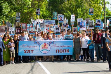 Shymkent, Kazakistan 9 Mayıs 2017: Ölümsüz alayı. Halk festivaller insan. Büyük Vatanseverlik Savaşı 1941-1945, Kızıl Ordu ve Sovyet halkının Zafer Bayramı.