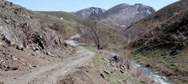 Dağlarda, bahar yatay stabilize yol