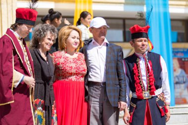 Shymkent, Kazakistan - 1 Mayıs 2017: Kazakistan halklarının Ulusal kostümleri dansçılar. 1 Mayıs Kazakistan halkının birlik gün işaretler