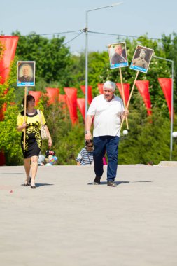 Shymkent, Kazakistan 9 Mayıs 2017: Ölümsüz alayı. Halk festivaller insan. Büyük Vatanseverlik Savaşı 1941-1945, Kızıl Ordu ve Sovyet halkının Zafer Bayramı.