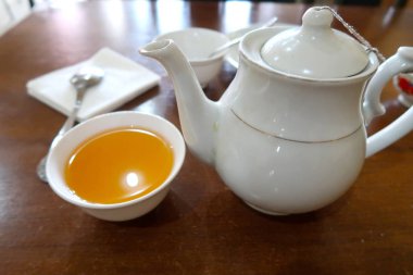 Çay ve bir kase su ısıtıcısı