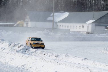 Petropavlovsk, Kazakistan - 6 Mart 2016: Fincan Urallar, Sibirya ve Kazakistan kış parça yarış. Yarış pisti Bishkul Kuzey Kazakistan 2016.