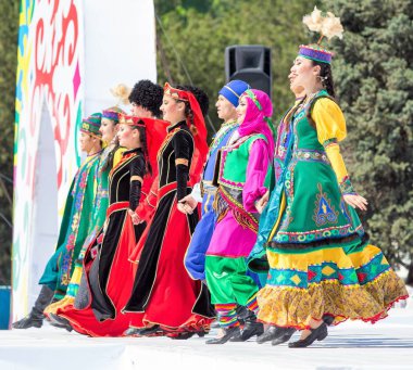 Shymkent, Kazakistan - 1 Mayıs 2017: Kazakistan halklarının Ulusal kostümleri dansçılar. 1 Mayıs Kazakistan halkının birlik gün işaretler