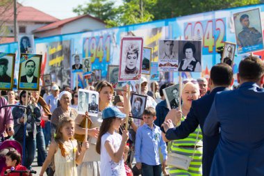 Shymkent, Kazakistan 9 Mayıs 2017: Ölümsüz alayı. Halk festivaller insan. Büyük Vatanseverlik Savaşı 1941-1945, Kızıl Ordu ve Sovyet halkının Zafer Bayramı.