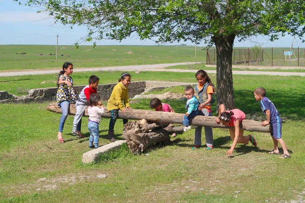 Kazajistán Shymkent Abril 2017 Balancín Basculante Los Niños Pequeños Juegan — Foto de Stock