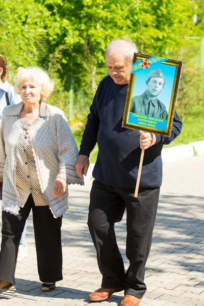 Shymkent, Kazakistan 9 Mayıs 2017: Ölümsüz alayı. Halk festivaller insan. Büyük Vatanseverlik Savaşı 1941-1945, Kızıl Ordu ve Sovyet halkının Zafer Bayramı.