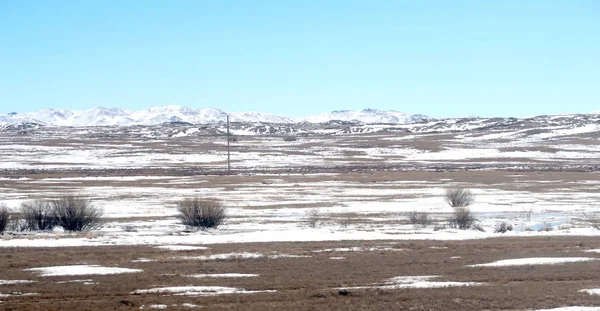 Snö Våren Stäppen Hills — Stockfoto