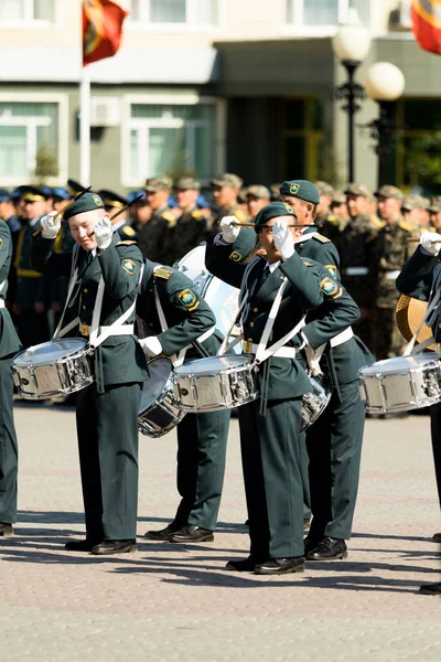 Petropavlovsk 7 Mayıs 2016: Resmi tatil. Defender'ı vatan günün Kazakistan'da 7 Mayıs kutladı. Asker ve askeri. Toplu kutlamalar insanlar.