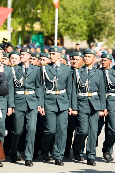 Petropavlovsk 7 Mayıs 2016: Resmi tatil. Defender'ı vatan günün Kazakistan'da 7 Mayıs kutladı. Asker ve askeri. Toplu kutlamalar insanlar.