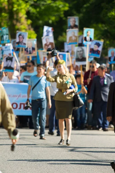 Shymkent, Kazakistan 9 Mayıs 2017: Ölümsüz alayı. Halk festivaller insan. Büyük Vatanseverlik Savaşı 1941-1945, Kızıl Ordu ve Sovyet halkının Zafer Bayramı.