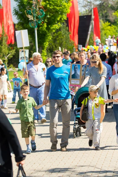 Shymkent, Kazakistan 9 Mayıs 2017: Ölümsüz alayı. Halk festivaller insan. Büyük Vatanseverlik Savaşı 1941-1945, Kızıl Ordu ve Sovyet halkının Zafer Bayramı.