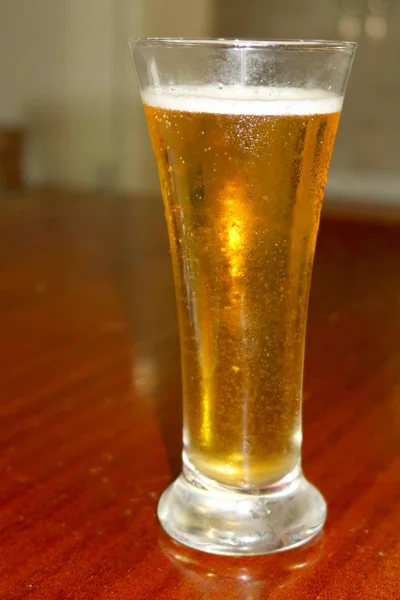 Ein Glas Bier Mit Tropfen — Stockfoto