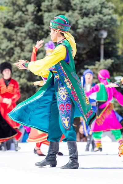 Shymkent, Kazakistan - 1 Mayıs 2017: Kazakistan halklarının Ulusal kostümleri dansçılar. 1 Mayıs Kazakistan halkının birlik gün işaretler