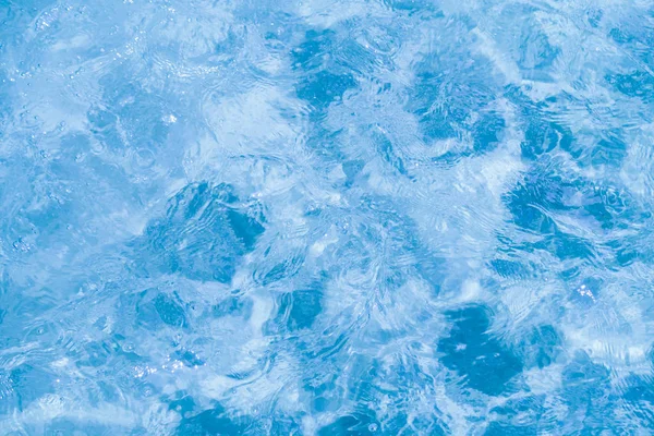 Su havuzu arka planda