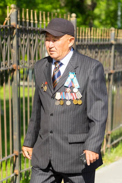 Shymkent, Kazakistan 9 Mayıs 2017: Ölümsüz alayı. Halk festivaller insan. Büyük Vatanseverlik Savaşı 1941-1945, Kızıl Ordu ve Sovyet halkının Zafer Bayramı.