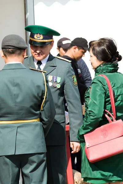 Petropavlovsk 7 Mayıs 2016: Resmi tatil. Defender'ı vatan günün Kazakistan'da 7 Mayıs kutladı. Asker ve askeri. Toplu kutlamalar insanlar.