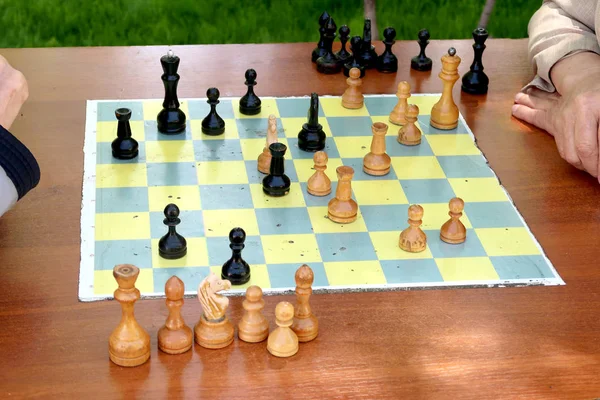 木桌上的桌棋游戏 — 图库照片