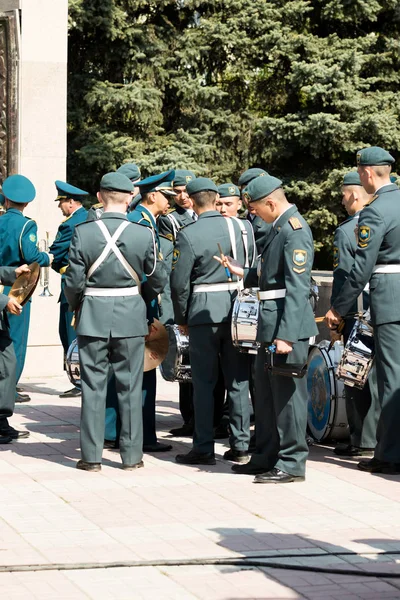 Petropavlovsk 7 Mayıs 2016: Resmi tatil. Defender'ı vatan günün Kazakistan'da 7 Mayıs kutladı. Asker ve askeri. Toplu kutlamalar insanlar.