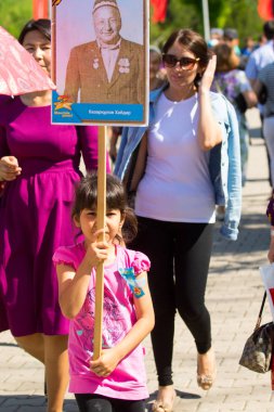 Shymkent, Kazakistan 9 Mayıs 2017: Ölümsüz alayı. Halk festivaller insan. Büyük Vatanseverlik Savaşı 1941-1945, Kızıl Ordu ve Sovyet halkının Zafer Bayramı.