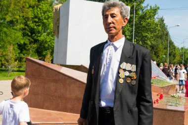 Shymkent, Kazakistan 9 Mayıs 2017: Ölümsüz alayı. Halk festivaller insan. Büyük Vatanseverlik Savaşı 1941-1945, Kızıl Ordu ve Sovyet halkının Zafer Bayramı.
