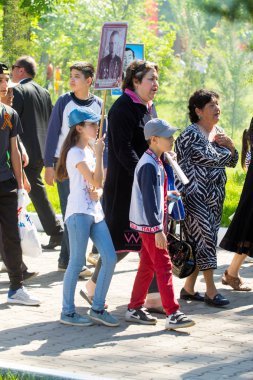 Shymkent, Kazakistan 9 Mayıs 2017: Ölümsüz alayı. Halk festivaller insan. Büyük Vatanseverlik Savaşı 1941-1945, Kızıl Ordu ve Sovyet halkının Zafer Bayramı.