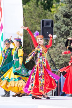 Shymkent, Kazakistan - 1 Mayıs 2017: Kazakistan halklarının Ulusal kostümleri dansçılar. 1 Mayıs Kazakistan halkının birlik gün işaretler