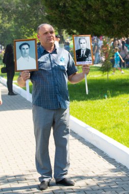 Shymkent, Kazakistan 9 Mayıs 2017: Ölümsüz alayı. Halk festivaller insan. Büyük Vatanseverlik Savaşı 1941-1945, Kızıl Ordu ve Sovyet halkının Zafer Bayramı.