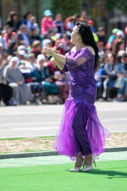 Shymkent, Kazakistan - 1 Mayıs 2017: Kazakistan şarkıları söyleyerek. 1 Mayıs Kazakistan halkının birlik gün işaretler