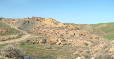 yeşil bozkır tepelerinin doğal görünümü